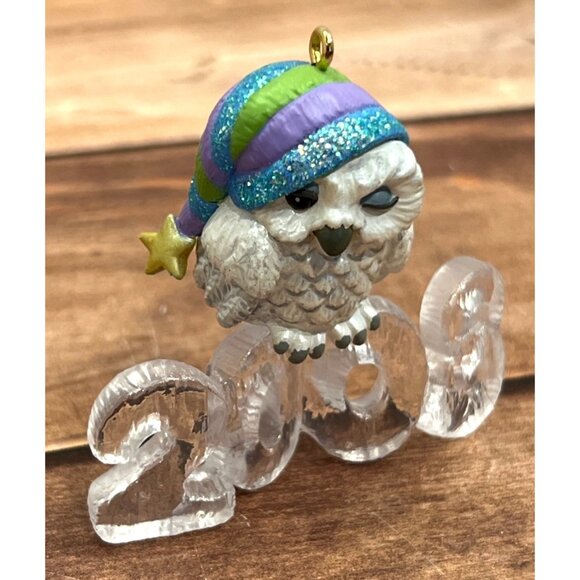 2008 HALLMARK KEEPSAKE ORNAMENT QX7061 COOL DECADE OWL IN SCARF WINKING - Picture 1 of 8